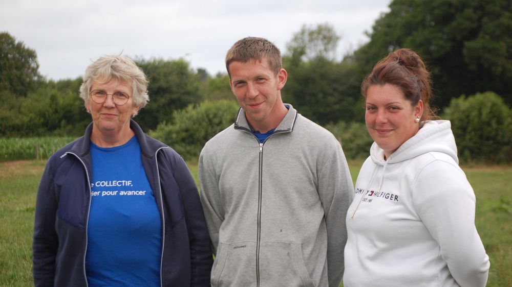 Véronique et Maxime Besselièvre, ici avec leur future associée Victoria Février, ont amélioré leur autonomie protéique du Gaec Le Botrel en misant sur des prairies de qualité.