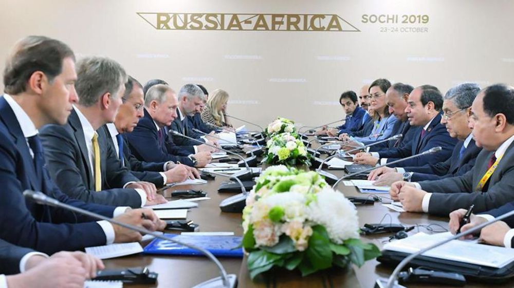 Après le premier sommet Russie-Afrique qui avait réuni les représentants de 54 pays en 2019, ce deuxième sommet Russie-Afrique démarre avec l'annonce du président russe de livrer gratuitement des céréales à six pays africains. Après le premier sommet Russie-Afrique qui avait réuni les représentants de 54 pays en 2019, ce deuxième sommet Russie-Afrique démarre avec l'annonce du président russe de livrer gratuitement des céréales à six pays africains.