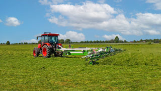 La faneuse P10-1100T travaille sur une largeur de 11 mètres. La faneuse P10-1100T travaille sur une largeur de 11 mètres.