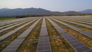 Engie Green et Sun’Agri installent des persiennes solaires au-dessus des vignes Engie Green et Sun’Agri installent des persiennes solaires au-dessus des vignes