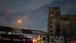 Une image des installations portuaires d'Izmaïl attaquées dans la nuit du mercredi 2 août 2023, diffusée sur le réseau Telegram. Une image des installations portuaires d'Izmaïl attaquées dans la nuit du mercredi 2 août 2023, diffusée sur le réseau Telegram.