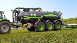 La gamme Alpha Line de Fliegl est disponible avec un essieu simple, tandem ou même tridem. La gamme Alpha Line de Fliegl est disponible avec un essieu simple, tandem ou même tridem.