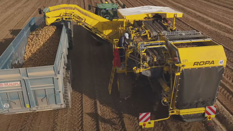 L’arracheuse de pommes de terre Keiler 2 DoubleSelect de Ropa sépare précocément les pierres et les mottes du flux afin de limiter les dommages causés aux tubercules.