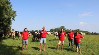 Les éleveurs cherchent à abaisser leur temps de travail (de droite à gauche : Annie, Jean-Pierre, Nicolas, Romain Demy et leur salarié Dorian). Les travaux chronophages délégués : distribution de l’alimentation, récolte, épandage, labours.