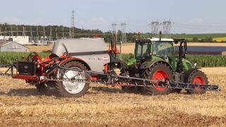 Kuhn équipe ses pulvérisateurs trainés Lexis d'une cuve de 4 000 litres et d'une pompe PM400.