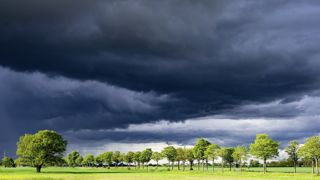Les cellules violentes traversent le pays avant une vague de chaleur intense dans plusieurs régions. Les cellules violentes traversent le pays avant une vague de chaleur intense dans plusieurs régions.