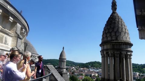 Visiter la cathédrale Saint-Front de Périgueux par ses toits permet d'avoir une vue unique sur toute la ville. Visiter la cathédrale Saint-Front de Périgueux par ses toits permet d'avoir une vue unique sur toute la ville.