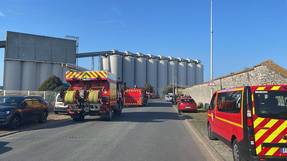 Les pompiers continuent d'être sur place jusqu'aux premières extractions, prévues cette semaine, des grains de la rangée de cellules touchée par l'incendie du 10 août à la Sica Atlantique.