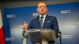 Robert Telus, le ministre polonais de l'Agriculture, a annoncé que la Pologne, la Roumanie, la Bulgarie, la Slovaquie et la Hongrie souhaitent que les restrictions sur les exportations de céréales ukrainiennes soient reconduites. Robert Telus, le ministre polonais de l'Agriculture, a annoncé que la Pologne, la Roumanie, la Bulgarie, la Slovaquie et la Hongrie souhaitent que les restrictions sur les exportations de céréales ukrainiennes soient reconduites.