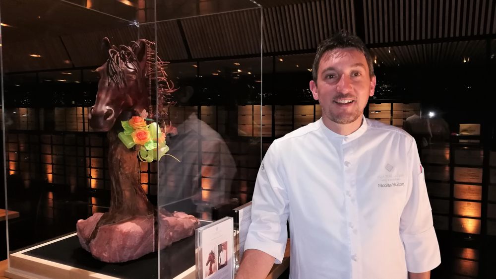 Nicolas Multon se veut aussi représentant d’une forme de savoir-faire à la française, à l’instar des cristalliers. La tête de cheval qu’il a fabriquée est exposée dans la cave à vin du restaurant.