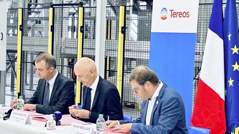 Gérard Clay, président de Tereos, Roland Lescure, ministre délégué chargé de l'Industrie, et Kristof Wallays, directeur des opérations d'Agristo (de g. à dr.), ont signé un protocole d'accord pour la reprise du site, lundi 28 août, à Escaudœuvres (Nord).