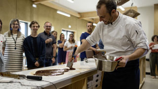 Tout au long de la visite, le public observe le travail des chocolatiers. Tout au long de la visite, le public observe le travail des chocolatiers.