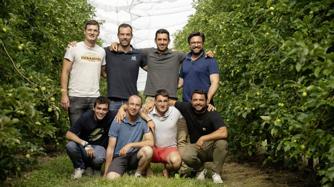 Un groupe de jeunes coopérateurs du groupe Blue Whale lors d’une session de la formation Atout jeunes en juin dernier, avec Thomas Delfau (2e à partir de la g. au deuxième rang), qui témoigne dans ce dossier.