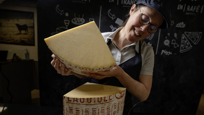 Lors de leur visite chez Jeune Montagne, les touristes découvrent notamment le laguiole AOP, produit dans les 77 exploitations laitières adhérentes de la coopérative.