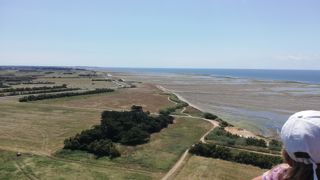 Du phare de Chassiron (nord de l'île d'Oléron), vue sur l'océan et le littoral proche. Du phare de Chassiron (nord de l'île d'Oléron), vue sur l'océan et le littoral proche.