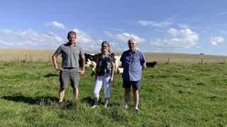 De gauche à droite, Nicolas Fontaine, Elise Héron et Bertrand Delavoipière, respectivement président, vice-présidente et secrétaire de l’Association des producteurs laitiers normands : « Nous n’avons pas choisi Eurial-Agrial lorsque Senoble a vendu ses usines il y a dix ans. En livrant Novandie à partir du 1er janvier 2024, nous retrouverons les valeurs de proximité d’une entreprise familiale. Il faut que l’industriel ait envie des producteurs.» De gauche à droite, Nicolas Fontaine, Elise Héron et Bertrand Delavoipière, respectivement président, vice-présidente et secrétaire de l’Association des producteurs laitiers normands : « Nous n’avons pas choisi Eurial-Agrial lorsque Senoble a vendu ses usines il y a dix ans. En livrant Novandie à partir du 1er janvier 2024, nous retrouverons les valeurs de proximité d’une entreprise familiale. Il faut que l’industriel ait envie des producteurs.»