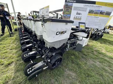 Agrisem a dévoilé le Chief, son semoir de précision qui intègre des éléments Precision Planting. Agrisem a dévoilé le Chief, son semoir de précision qui intègre des éléments Precision Planting.