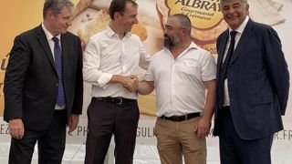 Vendredi 8 septembre, à Jurançon (Pyrénées-Atlantiques), entourés des élus locaux, Olivier Delaméa, directeur général du groupe Savencia (à gauche) et Romain Gavoille, président de l’OP SOL (à droite), ont officialisé l’entrée de 50 Ml dans la collecte de la Fromagerie des Chaumes. Vendredi 8 septembre, à Jurançon (Pyrénées-Atlantiques), entourés des élus locaux, Olivier Delaméa, directeur général du groupe Savencia (à gauche) et Romain Gavoille, président de l’OP SOL (à droite), ont officialisé l’entrée de 50 Ml dans la collecte de la Fromagerie des Chaumes.