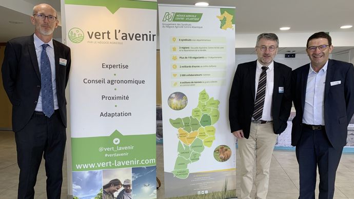 De gauche à droite, Simon Aimar, directeur du Naca, François Renaud, coprésident, et Luc Bienaimé, président du syndicat du Poitou, lors du congrès du Naca, qui s'est tenu vendredi 8 septembre à Saint-Jean-de-Monts (Vendée).
