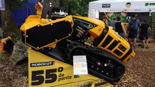 Robocut T800 équipé du broyeur forestier de 1,25 m de largeur de travail. L'engin est ici exposé au salon Euroforest (juin 2023).
