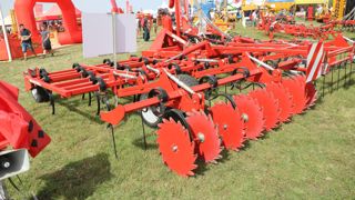 Agristructure se distingue par la possibilitée d'installer une rangée de disques éjecteurs derrière une rangée de herse peigne.