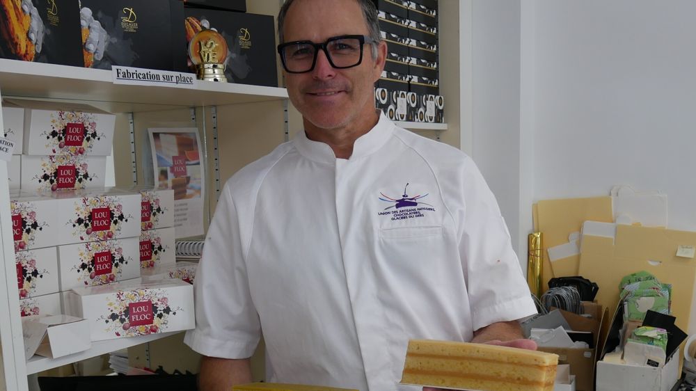 Les pâtissiers gersois ont fait faire des boîtes spéciales pour Lou Floc (à gauche) par une entreprise locale, les Cartonnages d'Auch.