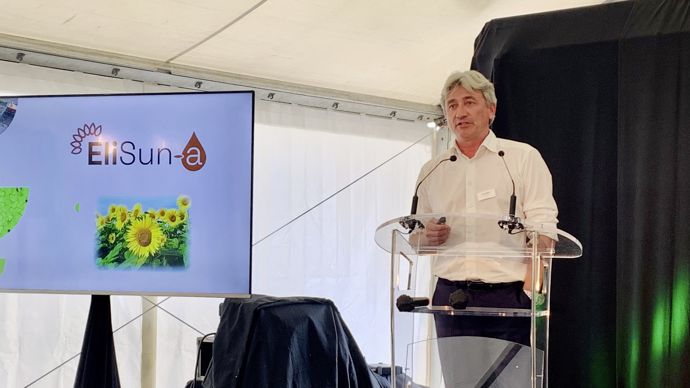 Aymeric Molin, cofondateur d'Elicit Plant, a présenté mardi 19 septembre, au siège de l'entreprise à Moulins-sur-Tardoire (Charente), les innovations à venir : EliSun-a sur tournesol et EliGrain-a sur céréales à paille.
