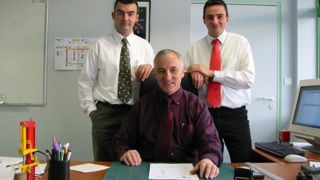 Claude Rabaud, entouré de ses fils, Eric et Jérôme qui co-dirigent l'entreprise familiale. 