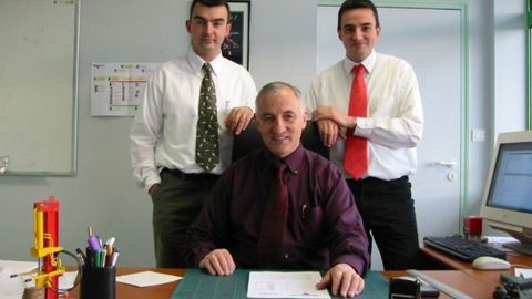 Claude Rabaud, entouré de ses fils, Eric et Jérôme qui co-dirigent l'entreprise familiale. Claude Rabaud, entouré de ses fils, Eric et Jérôme qui co-dirigent l'entreprise familiale.