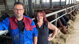 Sébastien et Audrey Lac ont aménagé un bâtiment d’engraissement lumineux avec de grands box, un système de circulation et de contention des animaux et une pailleuse suspendue. Sébastien et Audrey Lac ont aménagé un bâtiment d’engraissement lumineux avec de grands box, un système de circulation et de contention des animaux et une pailleuse suspendue.
