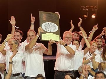 Pour Euralis, Luc Lemaire (DG adjoint), à gauche, et François Lelarge (directeur participations et développement), brandissent le bouclier des coopératives ramené à Lescar (Pyrénées-Atlantiques) pour la deuxième fois consécutive. ( H. Laurandel)