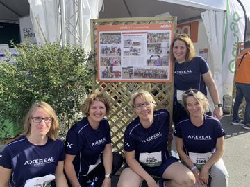 Sur le stand d'Agrodistribution, Sophie Tuja, DRH et directrice communication d'Axéréal (3e en partant de la g.), pose avec une partie de son équipe devant la rétrospective du semi-marathon 2018 organisée chez Axéréal. ( Renaud Fourreaux )