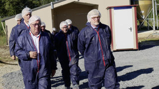 Marc Fesneau est venu lancer la vaccination des canards contre la grippe aviaire dans des exploitations du Gers (notre photo) et des Landes. Marc Fesneau est venu lancer la vaccination des canards contre la grippe aviaire dans des exploitations du Gers (notre photo) et des Landes.