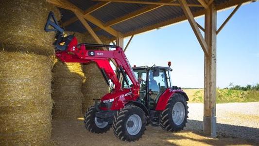 La gamme de tracteurs Massey Ferguson 5600 s'équipe de la gamme de chargeur MF 900