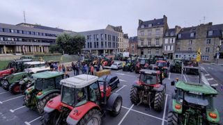 A Saint-Brieuc, des agriculteurs se sont réunis devant la préfecture pour demander plus de moyens pour financer les MAEC, le mercredi 4 octobre 2023. A Saint-Brieuc, des agriculteurs se sont réunis devant la préfecture pour demander plus de moyens pour financer les MAEC, le mercredi 4 octobre 2023.