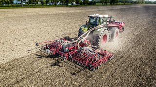 Kverneland présente la rampe de semis f-drill CB F. Elle vient en complément des herses rotatives Rotago F. Kverneland présente la rampe de semis f-drill CB F. Elle vient en complément des herses rotatives Rotago F.
