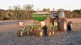 Les semis d'orge d'hiver sont un peu moins avancés que les campagnes passées. Les semis d'orge d'hiver sont un peu moins avancés que les campagnes passées.