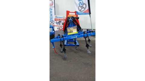 Au centre un pivot facilite le suivi du sol par des palpeurs présents sur l’outil. Au centre un pivot facilite le suivi du sol par des palpeurs présents sur l’outil.