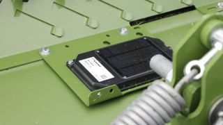 Le boîtier solaire autonome en énergie s'adapte à tous types de machines. Il transmet les informations GPS ou réalise des décomptes en fonction de son réglage.