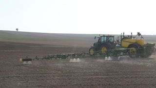 La technologie See and Spray développée par John Deere permet de ne traiter que la où c'est nécessaire.