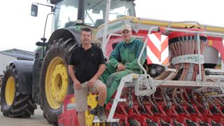 Thierry Duval et son fils Gwen utilisent un seul semoir pour implanter toutes leurs cultures, y compris le maïs.