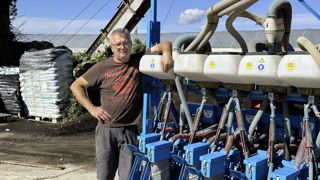 Jean-Luc Lafont est satisfait de son semoir polyvalent. Il estime que le semis monograine de céréales est particulièrement adapté aux blés hybrides. Jean-Luc Lafont est satisfait de son semoir polyvalent. Il estime que le semis monograine de céréales est particulièrement adapté aux blés hybrides.