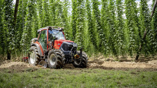 Avec la cabine adaptée au houblon de Lindner, l'échappement s'effectue vers le bas. Avec la cabine adaptée au houblon de Lindner, l'échappement s'effectue vers le bas.