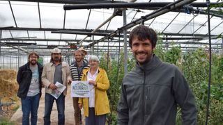 Producteur de légumes, Paul-Henri Prodhomme (au premier plan) continue d’être accompagné par Nourrir 49, en particulier pour son foncier. Producteur de légumes, Paul-Henri Prodhomme (au premier plan) continue d’être accompagné par Nourrir 49, en particulier pour son foncier.