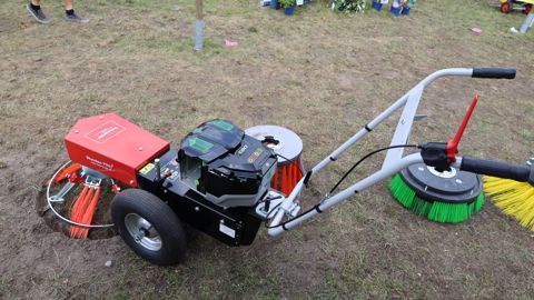 Désherbeur à brosse électrique E-Weedee Pro présenté sur Salon Sud-Ouest en septembre 2023. Désherbeur à brosse électrique E-Weedee Pro présenté sur Salon Sud-Ouest en septembre 2023.