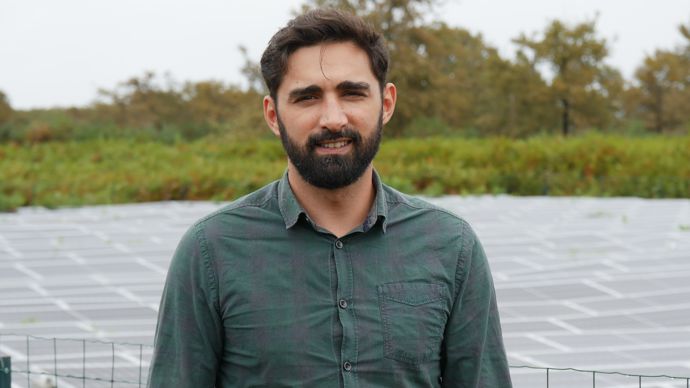 Arnaud Rizzo, chef de service Energie chez Maïsadour, devant la centrale photovoltaïque du site de Haut-Mauco (Landes).