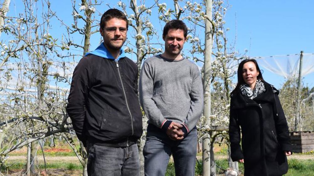 De gauche à droite, Francky Ricocé, Guillaume Bonsergent et Emilie Vaillant. Les Vergers de la Charonnière ont signé un contrat de qualification de treize mois. © Anne Mabire