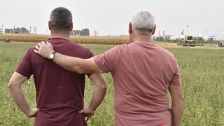 Pierre pensait rendre service à son ami, mais un coup de main bénévole ne peut être pas avoir été anticipé ou planifié. © C.Faimali / GFA Pierre pensait rendre service à son ami, mais un coup de main bénévole ne peut être pas avoir été anticipé ou planifié. © C.Faimali / GFA