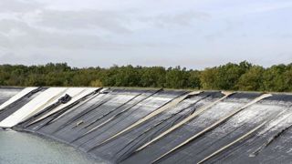 Une réserve d'eau située à Tusson, en Charente, a été lacérée à plusieurs endroits. Une réserve d'eau située à Tusson, en Charente, a été lacérée à plusieurs endroits.
