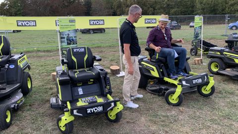 Salonvert sud-ouest, sur le stand de Ryobi, présentation de l'offre à un visiteur et prise en main d'un rider à braquage zéro à conduite intuitive par joystick. Salonvert sud-ouest, sur le stand de Ryobi, présentation de l'offre à un visiteur et prise en main d'un rider à braquage zéro à conduite intuitive par joystick.